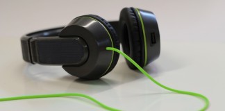 The OnBeat Solar Headphones Hope To Charge Your iPhone Using The Sun